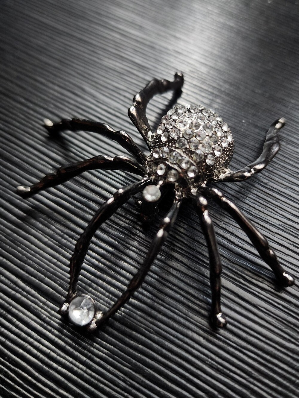 Large Gunmetal & Rhinestone Spider Brooch - Picture 3 of 6